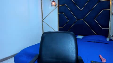 uryukim_ online show from March 12, 2025, 5:07 pm