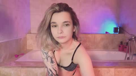 vivi online show from February 13, 2025, 10:33 pm