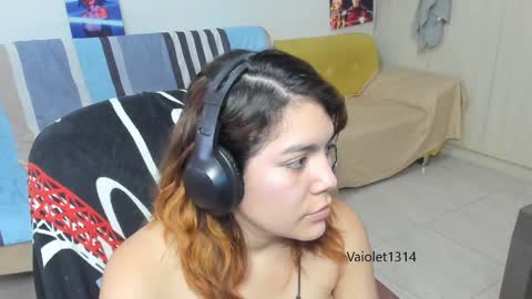 Snapshot of vaioletuwu chatting on February 24, 2025, 2:40 am Vaiolet1314 online show from February 24, 2025, 2:40 am