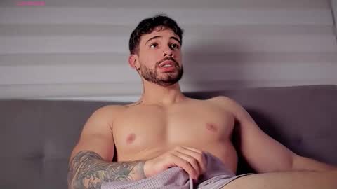 valenthinoking online show from November 26, 2025, 2:23 am