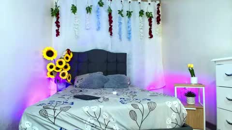 valentina_y_sneiderr online show from July 18, 2026, 3:33 am