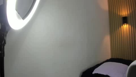 valentinaliux_ online show from September 13, 2025, 8:19 pm