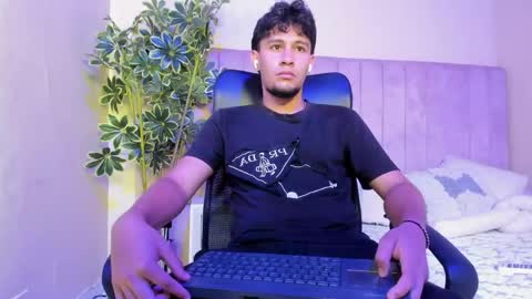 Snapshot of valentino_russo chatting on March 1, 2026, 5:26 pm VALENTINO online show from March 1, 2026, 5:26 pm