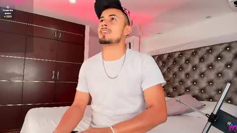 Snapshot of valentinos_ chatting on July 17, 2026, 9:19 pm Valentinos online show from July 17, 2026, 9:19 pm