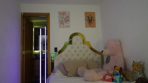 Snapshot of valeriecollinss_ chatting on December 19, 2025, 6:04 pm valeriecollinss_ online show from December 19, 2025, 6:04 pm