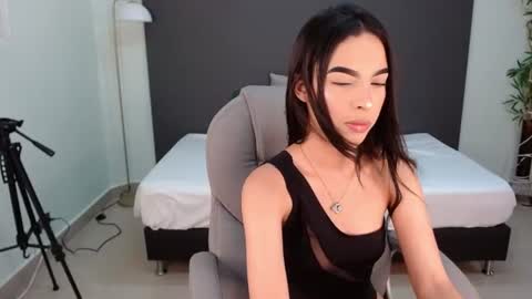 valery_restrepo online show from June 23, 2026, 8:40 pm