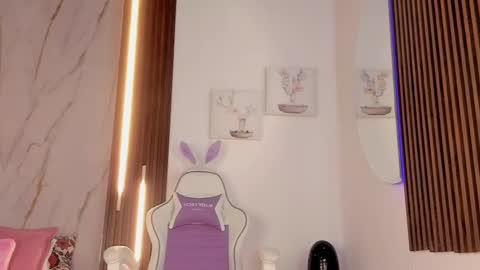 Vallolet Peach  online show from September 16, 2025, 12:06 pm