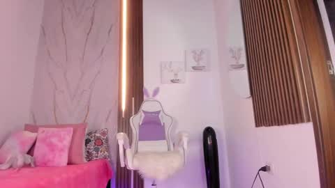 Vallolet Peach  online show from September 25, 2025, 11:03 am