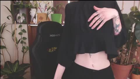 Snapshot of vampire_valentine chatting on March 31, 2026, 8:59 am Mollyy Valentine online show from March 31, 2026, 8:59 am