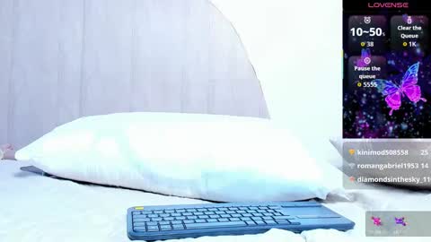 V A N E  online show from September 28, 2025, 11:37 am