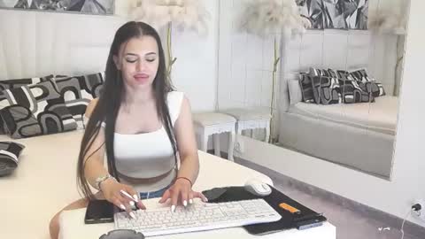 Vanessa online show from June 19, 2026, 1:32 am