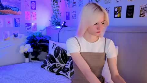 Vanessa online show from April 17, 2026, 2:42 pm