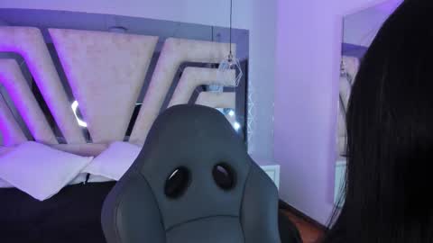 vanessaduval online show from November 24, 2025, 4:12 am