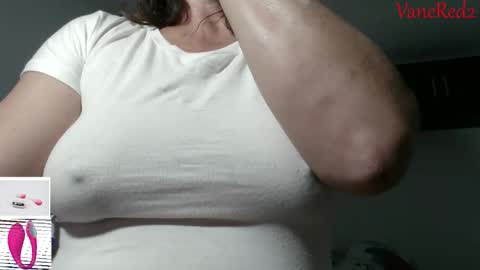 Snapshot of vanessared2 chatting on April 27, 2026, 2:20 am Vanesared2 online show from April 27, 2026, 2:20 am