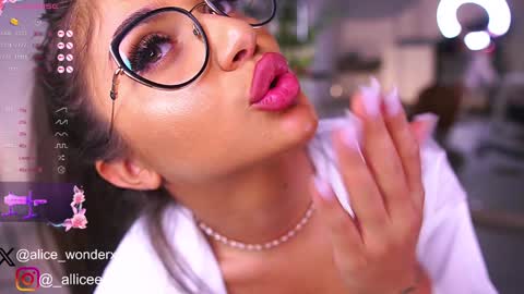 Vanessa Simon online show from February 8, 2025, 9:13 am