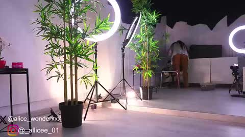 Vanessa Simon online show from February 13, 2025, 6:30 am