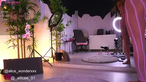 Vanessa Simon online show from March 6, 2025, 6:19 am