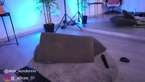 Vanessa Simon online show from March 8, 2025, 1:14 pm