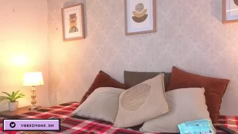 Vee Simons online show from February 4, 2026, 8:14 pm