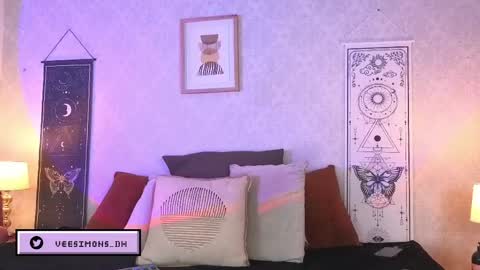 Vee Simons online show from May 25, 2026, 8:04 pm