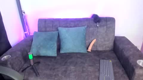 velmoon online show from November 11, 2025, 6:41 pm