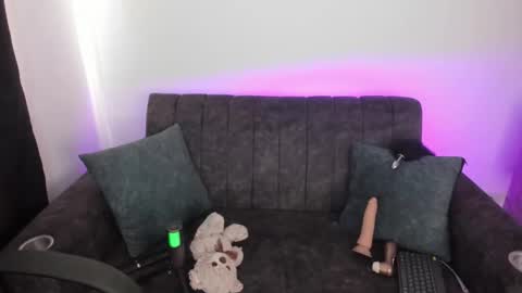 velmoon online show from December 19, 2025, 5:53 pm