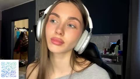 Nia online show from March 26, 2026, 3:28 pm