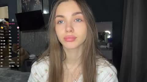 Nia online show from April 19, 2026, 5:01 pm