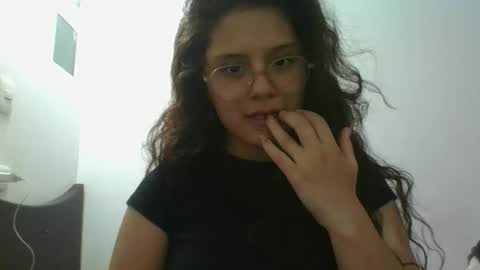 velvet_moon_v online show from April 7, 2026, 10:42 pm