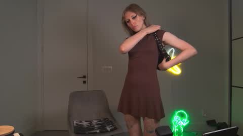 VelvetTGirl online show from March 23, 2026, 3:43 am