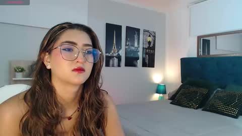 Mia online show from October 7, 2025, 12:35 pm