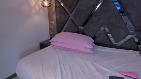 Venus online show from April 15, 2026, 12:34 pm