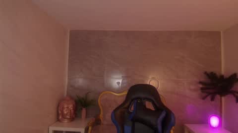 venuss online show from September 13, 2025, 3:23 pm