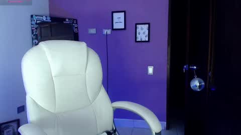 veronica_118 online show from December 9, 2024, 6:23 am