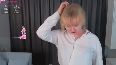 Snapshot of veronica_christensen chatting on October 5, 2025, 1:20 pm Maria online show from October 5, 2025, 1:20 pm