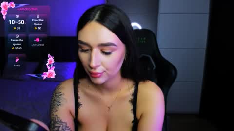 Veronica online show from November 9, 2025, 9:02 pm