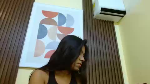 Veronica Robles online show from September 10, 2025, 5:57 pm