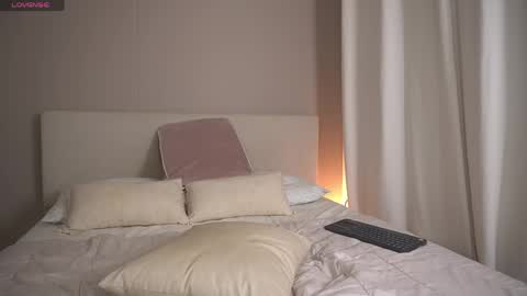  V A L  help me reach 100likes online show from April 21, 2026, 1:42 am