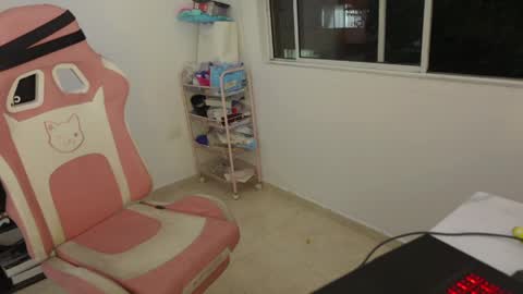 Sofa  online show from April 9, 2026, 1:05 am