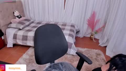 V  I C  T O R I A  online show from December 4, 2024, 4:49 pm