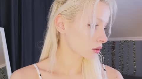 Snapshot of vienna_gones chatting on April 26, 2026, 12:25 pm Eva online show from April 26, 2026, 12:25 pm