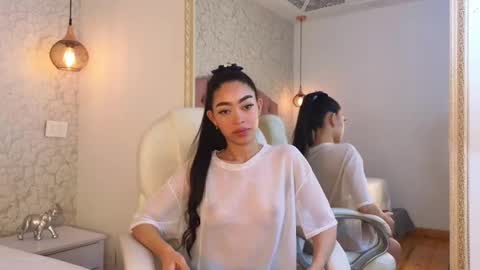 Violet  online show from November 19, 2025, 7:36 pm