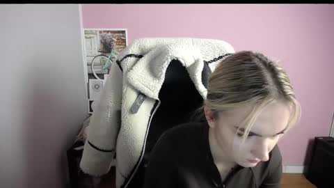 Snapshot of viktoria_lovely chatting on December 2, 2025, 9:14 am viktoria_lovely online show from December 2, 2025, 9:14 am