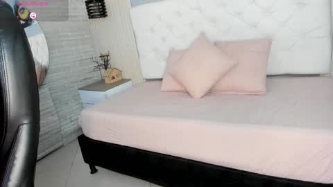 Violet online show from November 21, 2025, 4:00 am