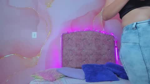 Snapshot of violet__taylor_ chatting on October 6, 2025, 2:20 am violet__taylor_ online show from October 6, 2025, 2:20 am