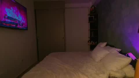 Violet independent model online show from April 26, 2026, 5:21 pm