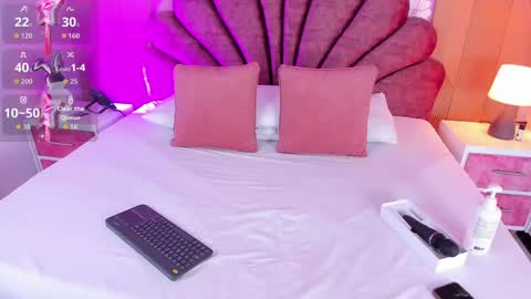 violet_smith01 online show from May 14, 2026, 12:01 pm