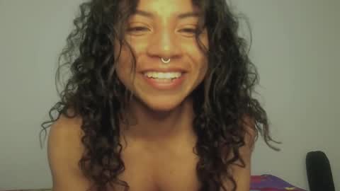 Snapshot of violet_smmithh chatting on February 19, 2025, 9:25 pm Violet online show from February 19, 2025, 9:25 pm