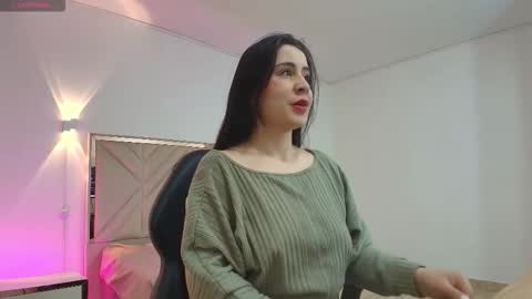 Snapshot of violet_tay1 chatting on October 4, 2025, 10:35 am violet_tay1 online show from October 4, 2025, 10:35 am