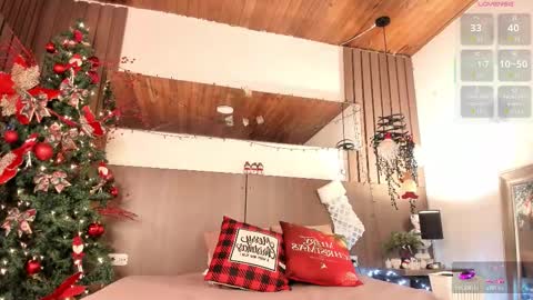 Violet online show from December 15, 2025, 1:37 pm